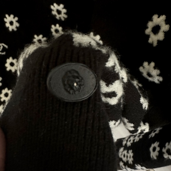 NWT CHANEL 2022 SPRING SUMMER CASHMERE SWEATER. BLACK AND WHITE. SIZE 34 (US XS) - Picture 4 of 7